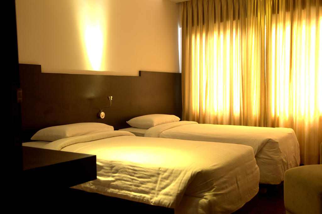 Hotel Gokulam Park Csennai Kültér fotó